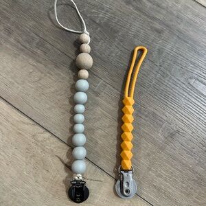 💥 (10 for $10) Set of 2 Wooden and Silicone Pacifier Clips